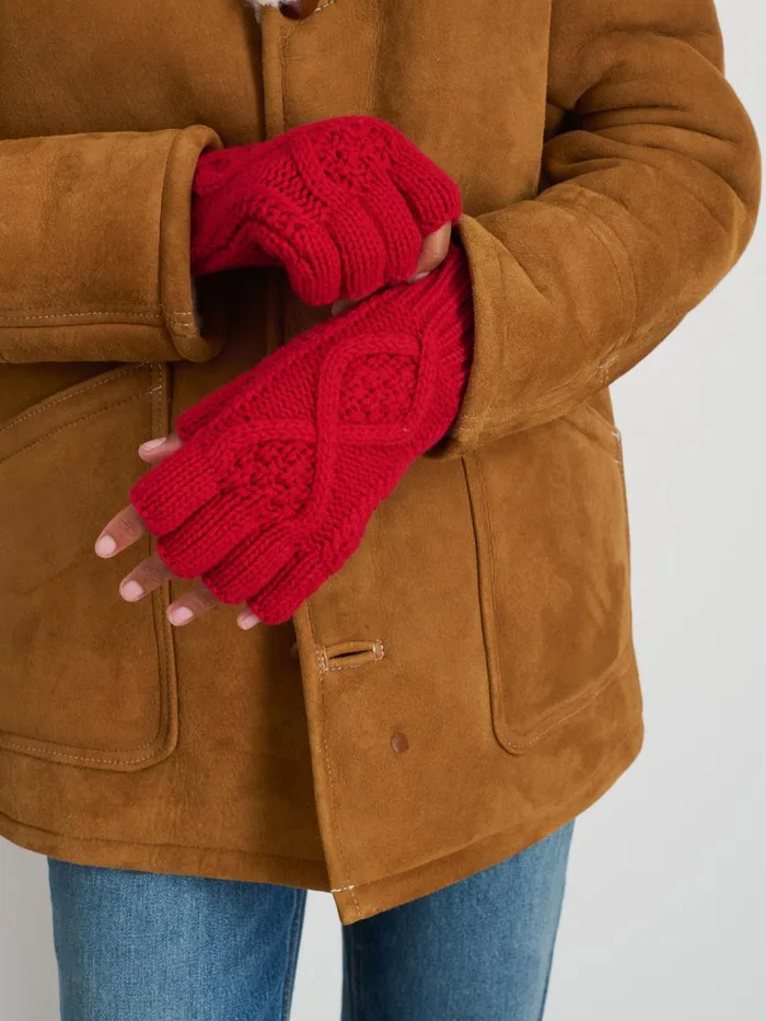 Alex Mill Women Aran CableGlovesInWool Crimson Alex Mill Women Aran CableGlovesInWool Crimson