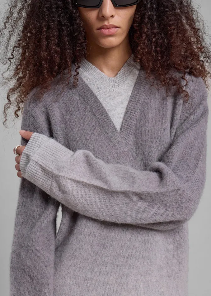 The Frankie Shop Knitwear Jw Anderson VNeck Gradient Jumper 8211 Dark Grey 8211 Women